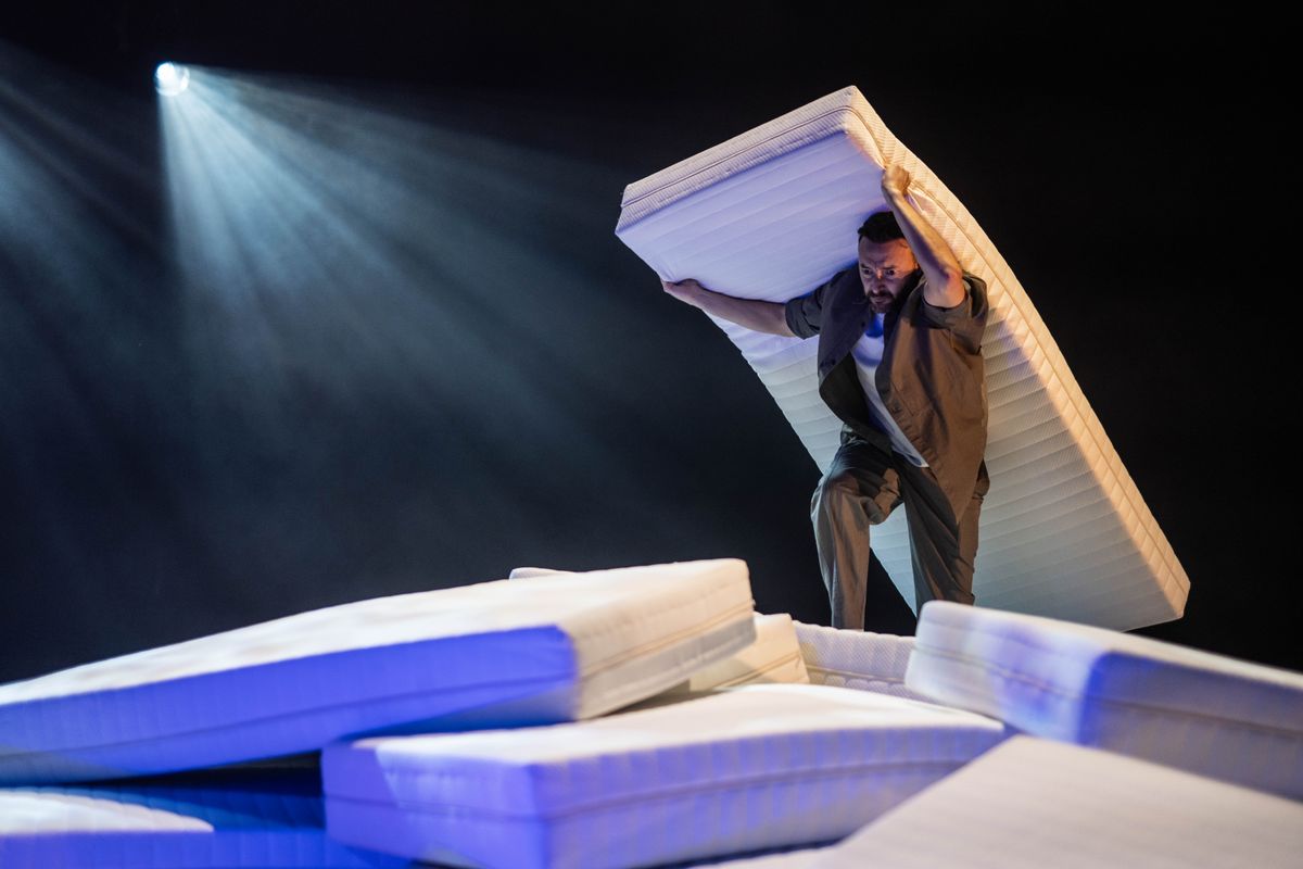 Scenefoto: Nasrdin Dchar | Wat als... | 1 mei 2027 | Theater de Bussel