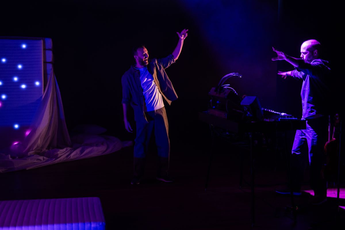 Scenefoto: Nasrdin Dchar | Wat als... | 1 mei 2027 | Theater de Bussel