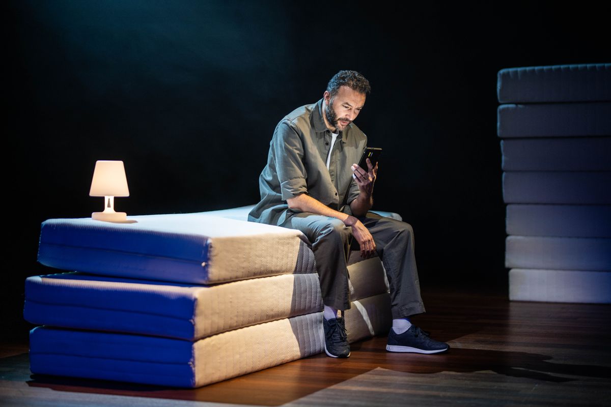 Scenefoto: Nasrdin Dchar | Wat als... | 1 mei 2027 | Theater de Bussel