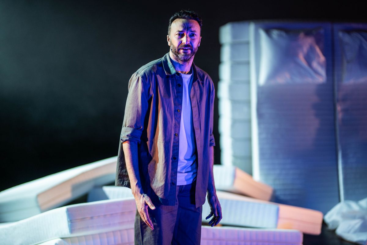 Scenefoto: Nasrdin Dchar | Wat als... | 1 mei 2027 | Theater de Bussel