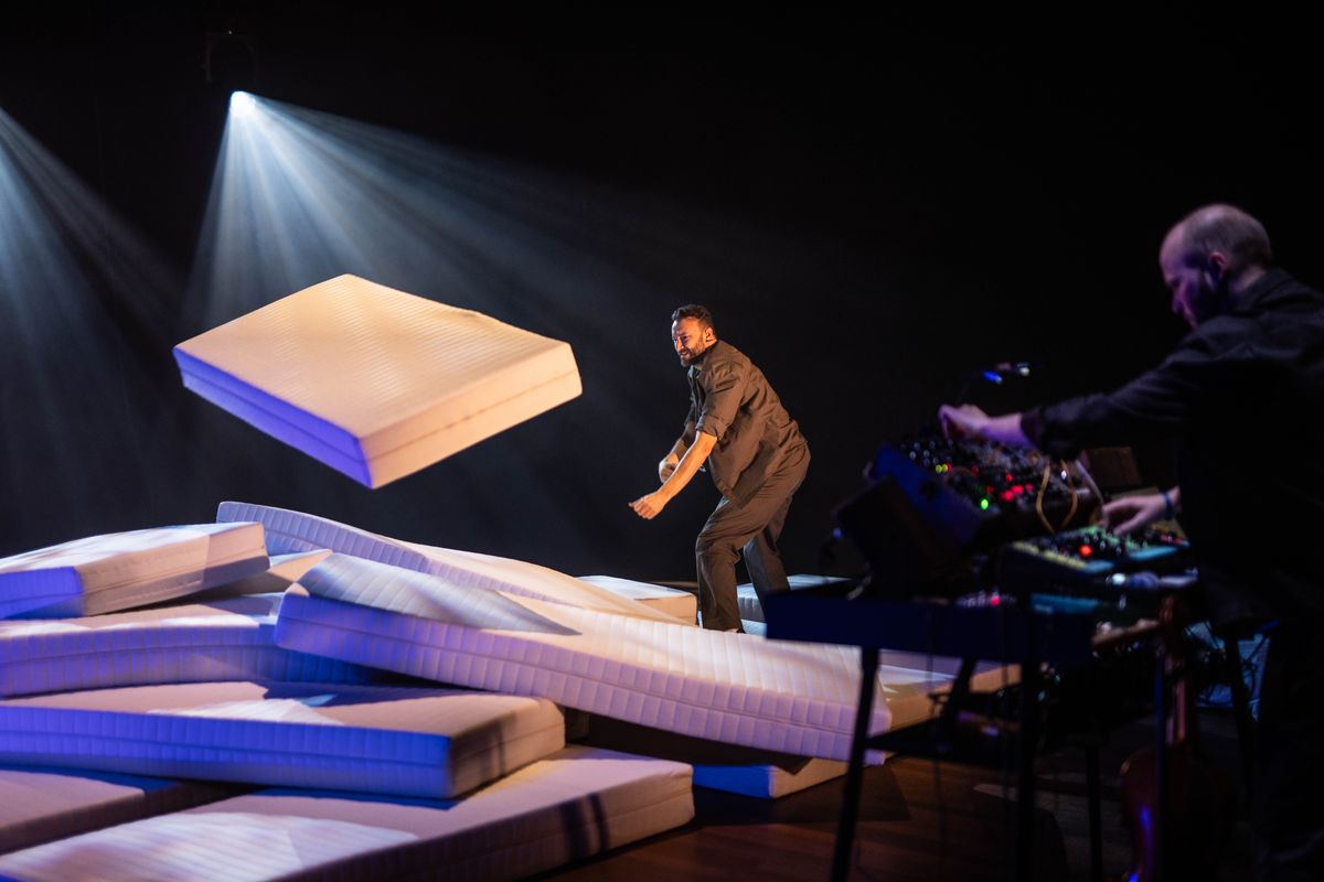 Scenefoto: Nasrdin Dchar | Wat als... | 1 mei 2027 | Theater de Bussel